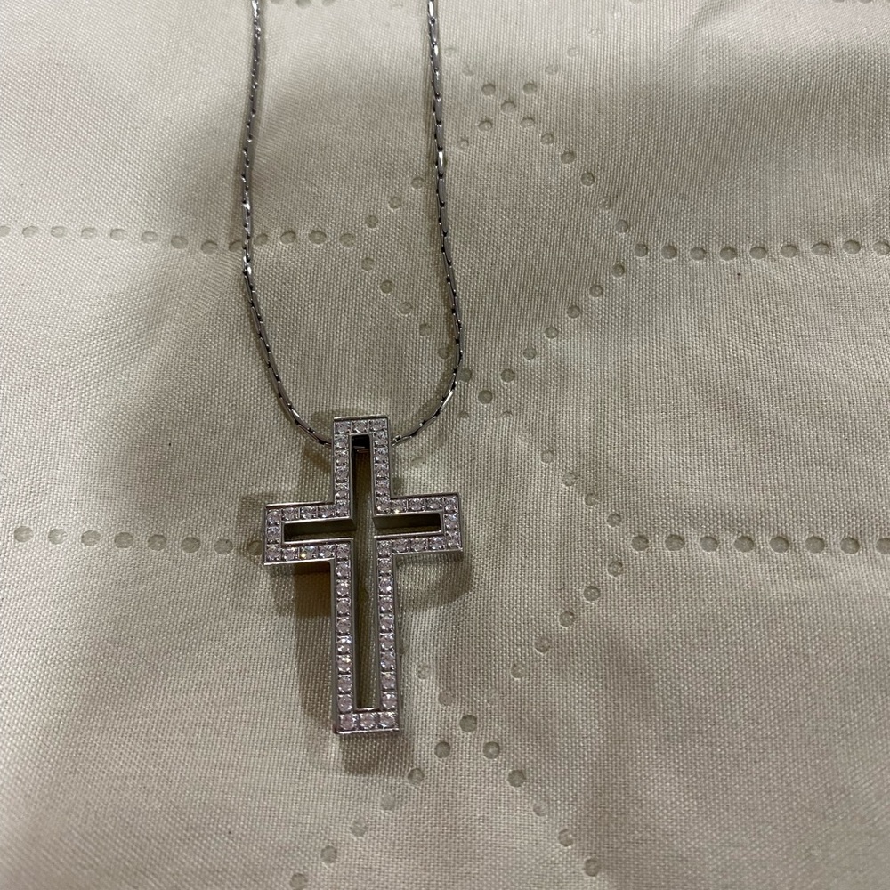 Beautiful stainless steal cross necklace in great condition. Brand. E. Till